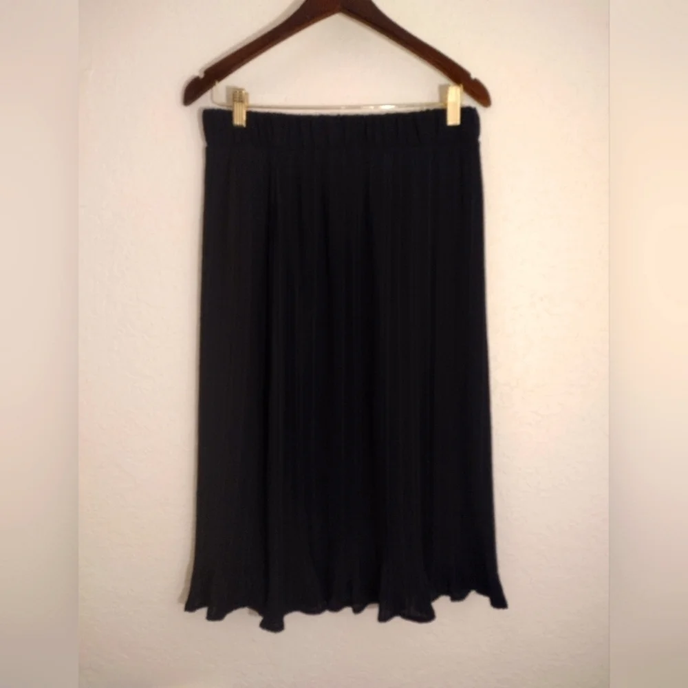 Pleione Elegant Black Pleated Midi Skirt